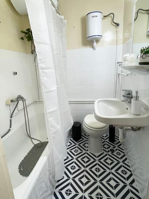 Cute And Quiet Apartment In The Center Of Atina Dış mekan fotoğraf